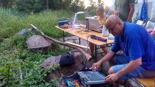 Uwe spielt mit dem "Music on a long thin Wire"