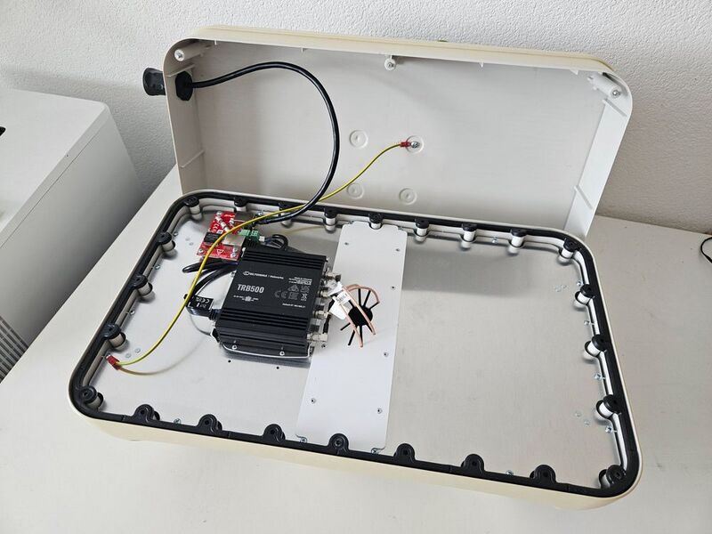 File:Teltonika-trb500-mit-qumax-a500m.jpeg